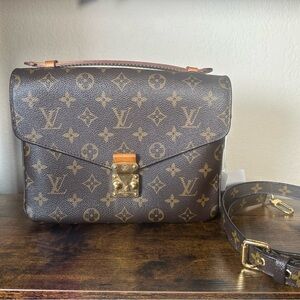 Authentic Louis Vuitton Pochette Metis Monogram Crossbody Bag